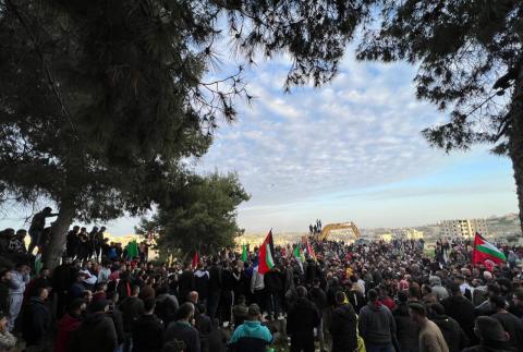 جماهير غفيرة تشارك في تشييع جثمان الشهيد الطفل يامن جفّال في أبو ديس.jpeg