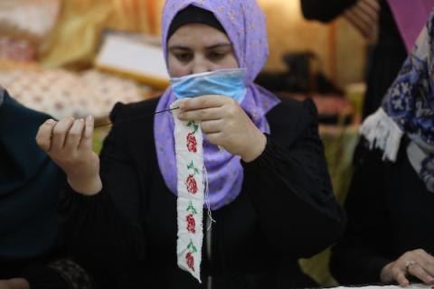 سيدات فلسطينيات يبدعن بتعلم فنون التطريز في دير البلح وسط القطاع 3.jpg