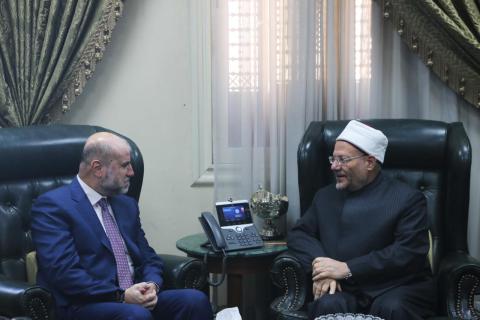 الهباش يبحث مع مفتي مصر.jpg