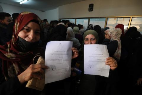 فلسطينيون يحصلون على هويات جديدة بعد قرار لم الشمل، أمام مقر الشؤون المدينة في مدينة غزة
