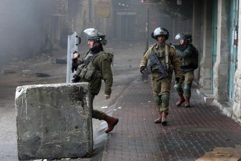 مواجهات بين المتظاهرين الفلسطينيين وقوات الاحتلال الإسرائيلي في مدينة الخليل