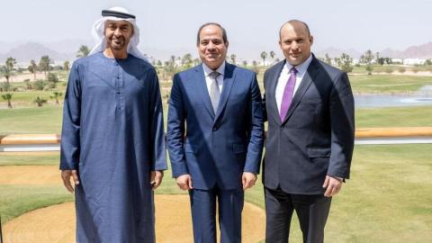 صورة نشرتها وزارة شؤون الرئاسة بدولة الإمارات 22 مارس 2022 ، تظهر (من اليسار إلى اليمين) ولي عهد أبوظبي  محمد بن زايد آل نهيان ، الرئيس المصري عبد الفتاح السيسي ورئيس الوزراء الإسرائيلي نفتالي بينيت