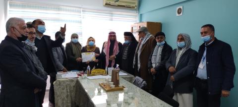وفد جمعية مخاتير فلسطين  يزور عيادة الرمال الانروا بغزة ويكرموا مديرتها . 1.jpg