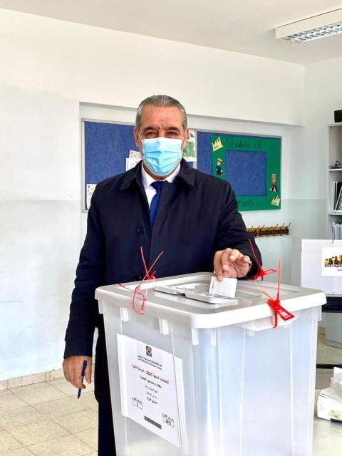 الشيخ يدلي بصوته في انتخابات المجالس المحلية