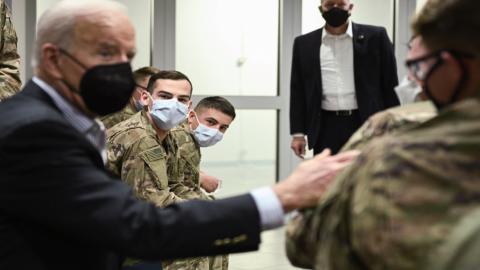 يلتقي الرئيس الأميركي جو بايدن مع أفراد الخدمة من الفرقة 82. رزيسزو جنوب شرق بولندا. 25 آذار/ مارس 2022. (أ ف ب)