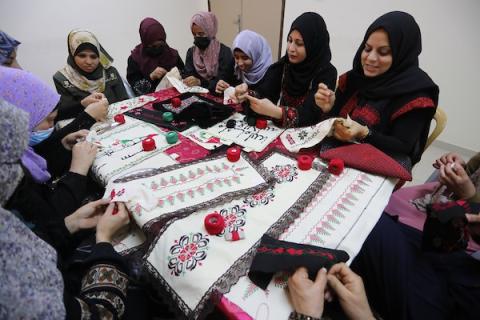 سيدات فلسطينيات يبدعن بتعلم فنون التطريز في دير البلح وسط القطاع