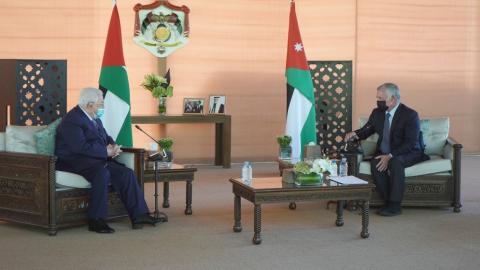 الملك عبدالله الثاني مع الرئيس الفلسطيني محمود عباس في زيارة سابقة إلى الأردن. (يوسف العلان/الديوان الملكي الهاشمي)