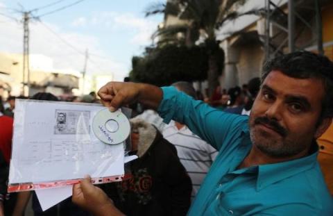 مواطنون فلسطينيون ينتظرون أمام مقرات الغرفة التجارية بغزة