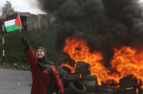 فلسطينيات يشاركن في مسيرة في اليوم العالمي للمرأة على مدخل قرية برقة غرب مدينة نابلس.jpg