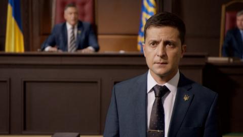 لقطة من مسلسل "سورفنت أوف بيبل" ("خادم الشعب") الذي جسّد دور البطولة فيه الرئيس الأوكراني الحالي فولوديمير زيلينسكي. (نتفليكس)