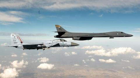 طائرات حربية تابعة لسلاح الجو الاسرائيلي من طراز F-15 ترافق قاذفة حربية أمريكية من طراز B-1b عبرت سماء إسرائيل في طريقها الى منطقة الخليج.jpg
