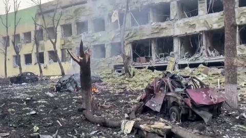 مستشفى أطفال مدمر وسيارات مدمرة وأنقاض على الأرض في أعقاب غارة جوية روسية على مدينة ماريوبول الجنوبية الشرقية، 9 آذار/مارس 2022. (رويترز)