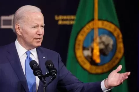 الرئيس الأمريكي جو بايدن يلقي كلمة في واشنطن يوم 22 أبريل نيسان 2022. تصوير: جوناثان إيرنست - رويترز