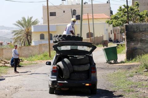 المتظاهرون الفلسطينيون يحرقون الإطارات ويلقون الحجارة على قوات الاحتلال الإسرائيلي عقب المسيرة الأسبوعية ضد الاستيطان في كفر قدوم