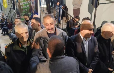 محافظ جنين وقادة الأجهزة الأمنية الفلسطينية أثناء زيارة خيمة عزاء منفذ عملية تل أبيب رعد حازم
