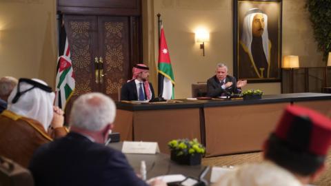 الملك عبدالله الثاني خلال لقائه أعضاء اللجنة الوزارية العربية المكلفة من قبل الجامعة العربية. (الديوان الملكي الهاشمي).jpeg