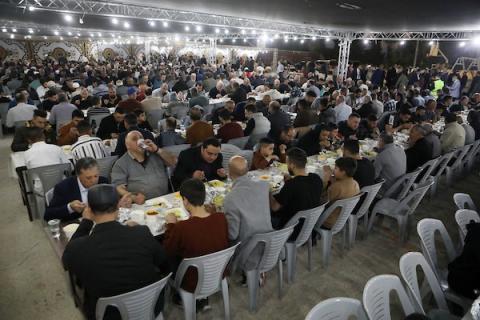 فلسطينيون يشاركون في إفطار جماعي للمتبرعين لصالح الأيتام خلال شهر رمضان في مدينة الخليل بالضفة الغربية