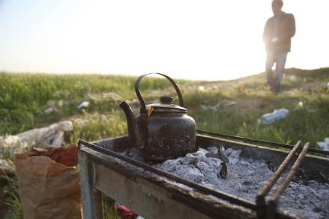 شباب فلسطينيون يستمتعون بوقتهم خلال رحلة مع بداية فصل الربيع في شمال قطاع غزة