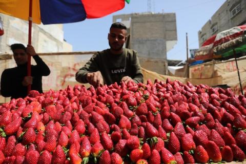 مشهد من سوق خان يونس جنوب قطاع غزة