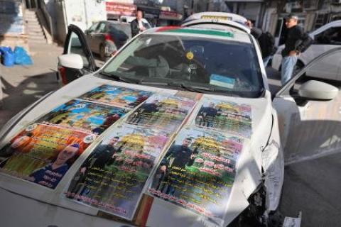 ملصقات تحمل صورة رعد حازم (28 عاما) منفذ الهجوم الأخير في تل أبيب وضعها شقيقه في 12 نيسان/أبريل الجاري على سيارته التي تعرضت لإطلاق نار من قبل الجيش الإسرائيلي الأحد في مدينة جنين في الضفة الغربية المحتلة  ( ا ف ب )