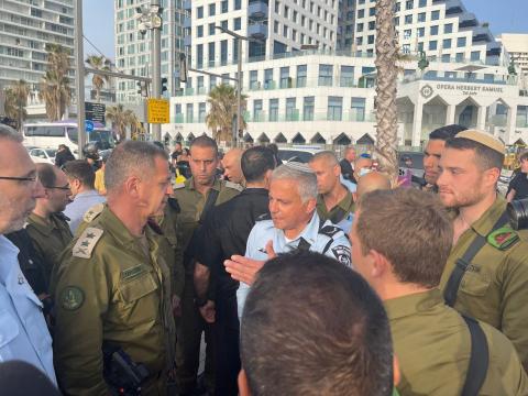 لأول مرة منذ سنوات يظهر رئيس أركان للجيش الإسرائيلي بزيه العسكري وهو يتجول في شوارع تل أبيب.jpg