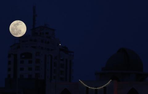 القمر فوق مدينة غزة في منتصف شهر رمضان المبارك