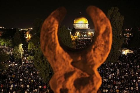أعداد غفيرة تحيي ليلة القدر في رحاب المسجد الأقصى