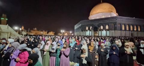 أكثر من 100 ألف مصلٍ يؤدون صلاتي العشاء والتراويح بالمسجد الأقصى