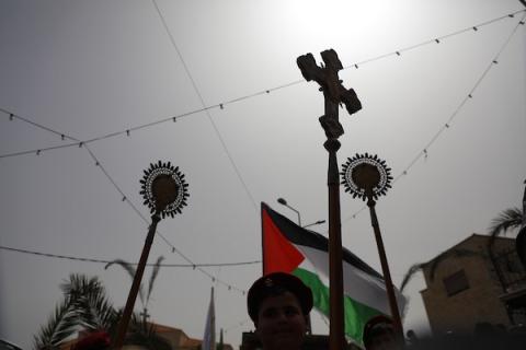 مصلون مسيحيون يحضرون أحد الشعانين في كنيسة في مدينة جنين بالضفة الغربية