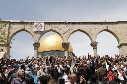 المصلون الفلسطينيون يرددون هتافات عقب صلاة الجمعة في المسجد الأقصى