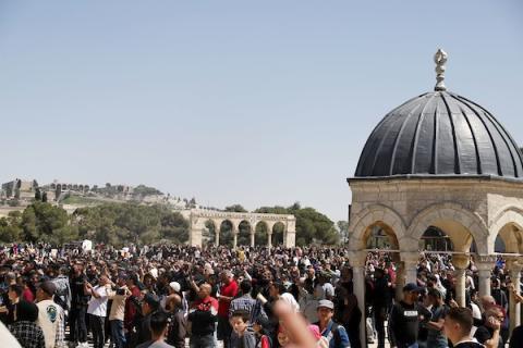 المصلون الفلسطينيون يهتفون خلال مسيرة في المسجد الأقصى عقب صلاة الجمعة
