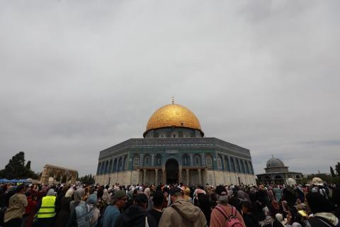 عشرات الآلاف يؤدون صلاة الجمعة الثالثة من شهر رمضان في رحاب المسجد الأقصى