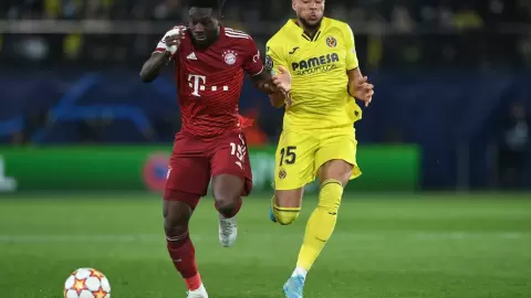 لاعب بايرن ميونيخ الكندي ألفونسو ديفيس في صراع مع مهاجم فياريال الهولندي أرنو دانجوما غرونيفيلد خلال ذهاب ربع نهائي دوري أبطال أوروبا على ملعب لا سيراميكا في فياريال في 6 نيسان/أبريل 2022 كريستوف ستاشه ا ف ب