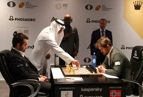 AP: الشيخ نهيان بن مبارك آل نهيان، وزير الدولة الإماراتي للتسامح ، في انطلاق المباراة الخامسة بين بطل العالم في الشطرنج النرويجي ماغنوس كارلسن (يمين) وإيان نيبومنياشتشي من روسيا، في دبي، ديسمبر 1 ، 2021
