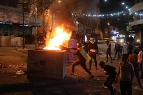 مواجهات بين المتظاهرين الفلسطينيين وقوات الاحتلال الإسرائيلي عقب مسيرة إسناد للأسرى في يوم الاسير الفلسطيني في مدينة الخليل