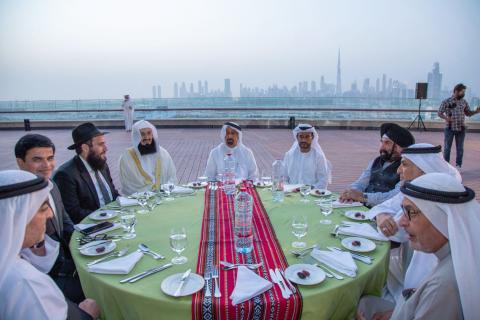الإمارات تنظم مائدة إفطار رمضانية تضم 7 طوائف دينية.jpg