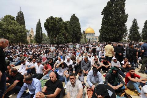 عشرات الآلاف يؤدون صلاة الجمعة الثالثة من شهر رمضان في رحاب المسجد الأقصى