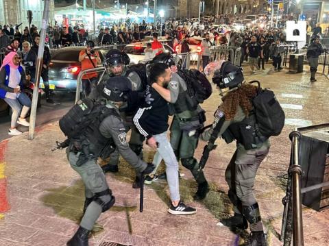 لحظات اعتداء قوات الاحتلال على الشاب حمزة غيث في منطقة باب العامود قبل اعتقاله.jpg