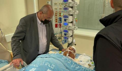 الدكتور أحمد الطيبي يزور الشاب وليد الشريف في المستشفى