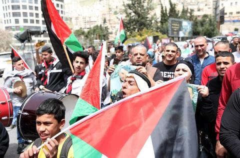 فلسطينيون يشاركون في مهرجان في مدينة نابلس دعما للاسرى والقدس في يوم الاسير الفلسطيني