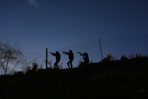 عناصر من سرايا القدس الجناح العسكري للجهاد الإسلامي يرابطون بالقرب من الحدود في بيت لاهيا شمال قطاع غزة خلال شهر رمضان