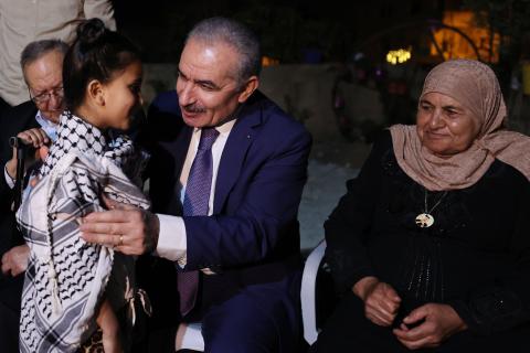 اشتية يشارك عائلة الشهيد محمد اسحق حميد مائدة الإفطار في بلدة بيت عنان