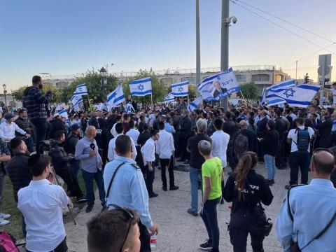 شبان فلسطينيون يتصدون لمسيرة استفزازية للمستوطنين في القدس