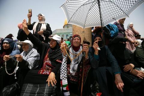 مواطنون يؤدون صلاة الجمعة الاخيرة من رمضان في رحاب المسجد الاقصى ( تصوير معاذ خطيب)