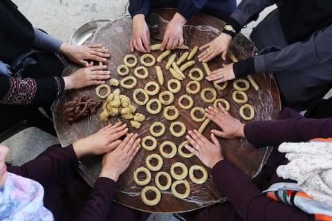 متطوعات فلسطينيات يصنعن الكعك للأسر المتعففة خلال شهر رمضان المبارك في مدينة رفح جنوب قطاع غزة