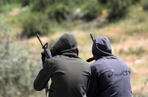 مشيعون يشاركون في جنازة الفلسطيني لطفي اللبدي (19 عاما) في بلدة اليمون بالقرب من جنين بالضفة الغربية