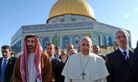 البابا فرنسيس في الحرم القدس، أيار 2014 (Getty Images).jpg