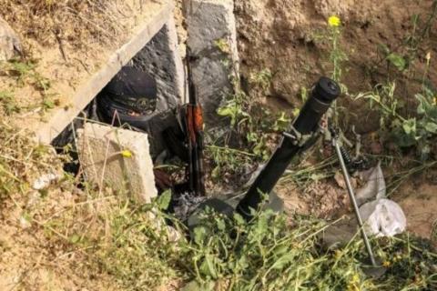 ناشط في سرايا القدس الجناح العسكري لحركة الجهاد الإسلامي يجهز عند مخرج أحد الأنفاق قذيفة هاون خلال جولة للصحافيين وسط تصاعد أعمال العنف بين الجانبين الإسرائيلي-الفلسطيني في 17 نيسان/أبريل 2022  (أ،ف،ب)