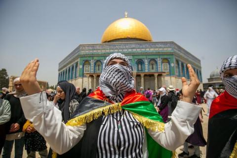 مواطنون يؤدون صلاة الجمعة الاخيرة من رمضان في رحاب المسجد الاقصى ( تصوير معاذ خطيب)