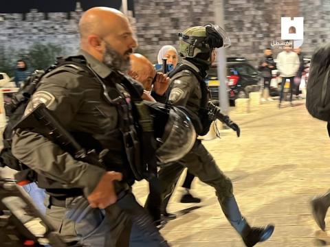 صور توثق اعتقال قوات الاحتلال برفقة مستعرب شاباً في منطقة باب العامود بالقدس 3.jpg